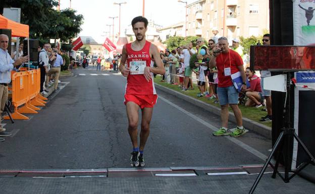 Dani Sanz entra vencedor en la meta. 