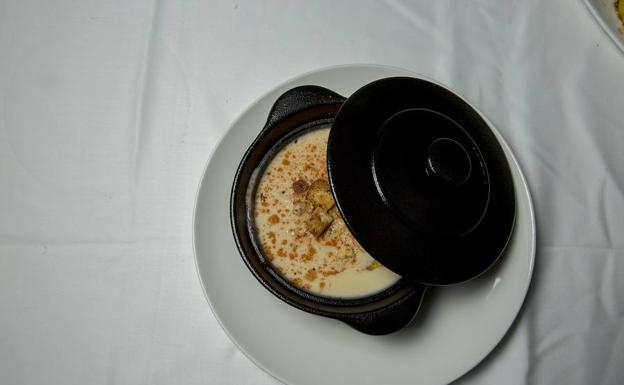 Imagen principal - Sopa de castañas, rabo de ternera con castañas y setas y cuadaja de postre acompañada de castañas, nueces y miel de la Carballeda. 