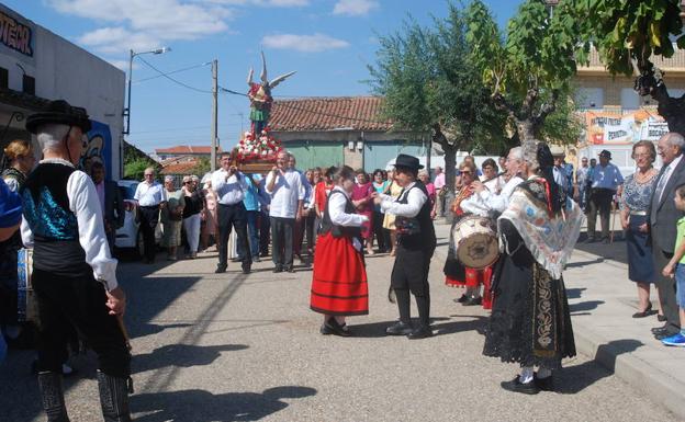 Los dos más pequeños del grupo de danzas local ofrecieron una jota a la talla de San Miguel durante la procesión. 