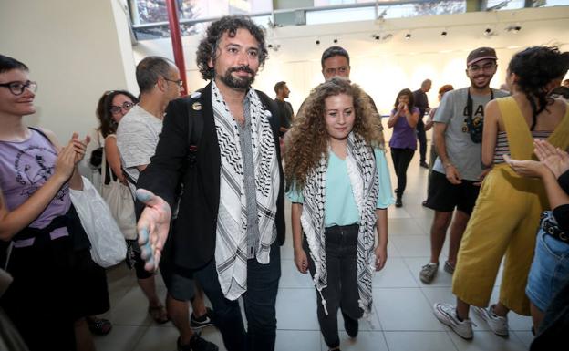 Ahed Tamimi junto a José Sarrión, coordinador de IUCyL, durante el acto. 