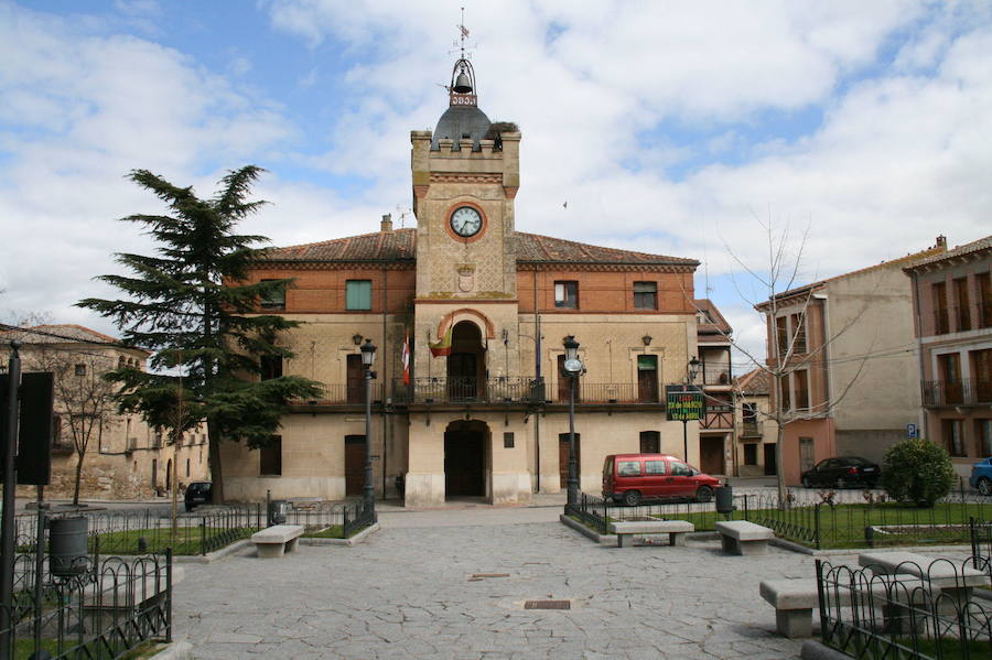 Fachada del Ayuntamiento de Carbonero el Mayor.