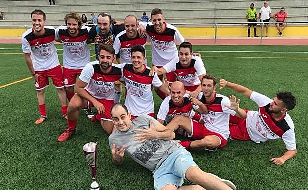 Equiop de Mozárbez, con el trofeo. 