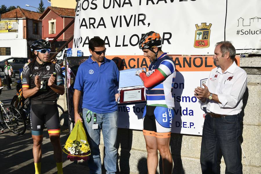 Juan Manuel Gea recibe la placa de homenaje a su padre.