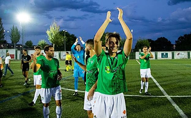 Los jugadores del CD Guijuelo aplauden a su afición tras ganar al Unión Adarve. 