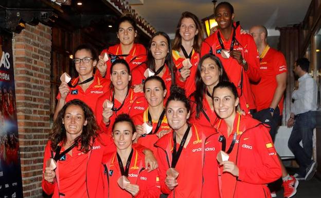 Las jugadoras de la selección femenina posan con sus bronces a la llegada ayer aMadrid. 