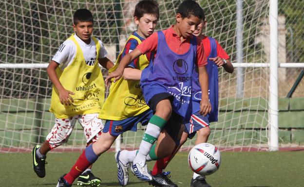 Imagen de un partido de fútbol de categoría infantil. 