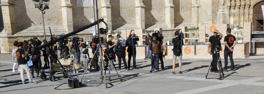 Fotos: Expectación en Palencia ante las cocinas de MasterChef Junior