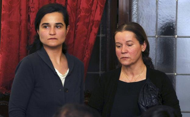 Montserrat González (d) y su hija Triana Martínez,, durante la última sesión del juicio celebrado en la Audiencia Provincial de León.