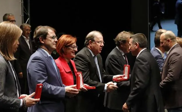 El presidente de la Junta, Juan Vicente Herrera, entrega una de las medallas en el Acto de Homenaje a las Víctimas del Terrorismo