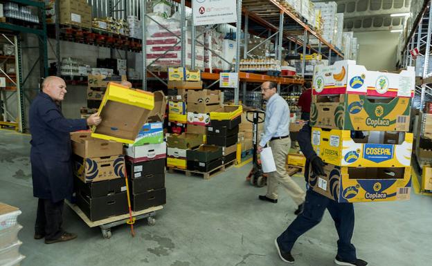 Voluntarios del Banco de Alimentos, en la nave del polígono de Argales. 