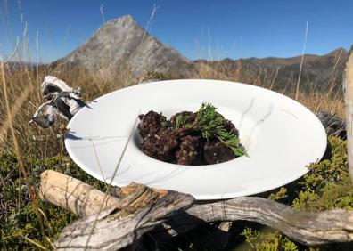 Imagen secundaria 1 - Los platos de jijas, morcilla y trucha en escabeche recién cocinados en plena Montaña Palentina. 