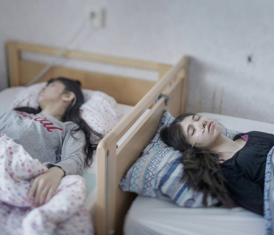 Djeneta ha estado postrada en cama y sin reaccionar durante dos años y medio, y su hermana Ibadeta durante más de seis meses, ambas por el síndrome de resignación (uppgivenhetssyndrom) una extraña enfermedad que solo sufren los hijos de los refugiados en Suecia.