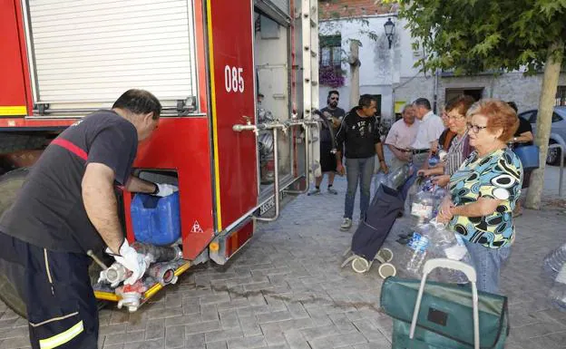 Los bomberos suministran agua potable a los vecinos de Quintanilla de Arriba. 