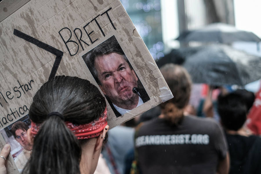 Una activista sujeta una pancarta de protesta contra el nominado a la Corte Suprema de EE UU, Brett Kavanaugh.