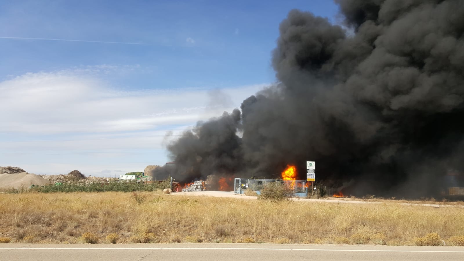 Fotos: Incendio en una planta de reciclaje de Onzonilla