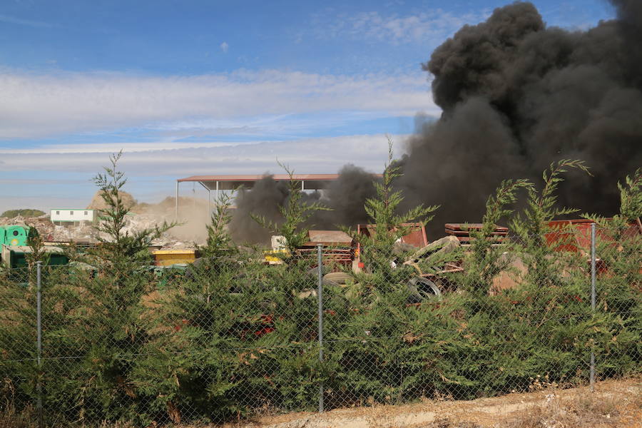 Fotos: Un incendio asola la planta de reciclaje industrial de León Verde