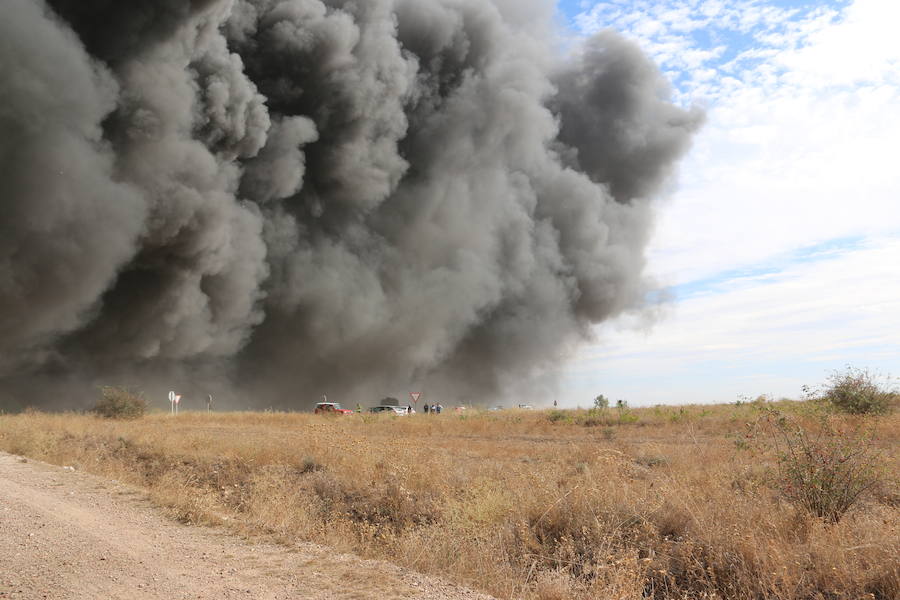 Fotos: Un incendio asola la planta de reciclaje industrial de León Verde