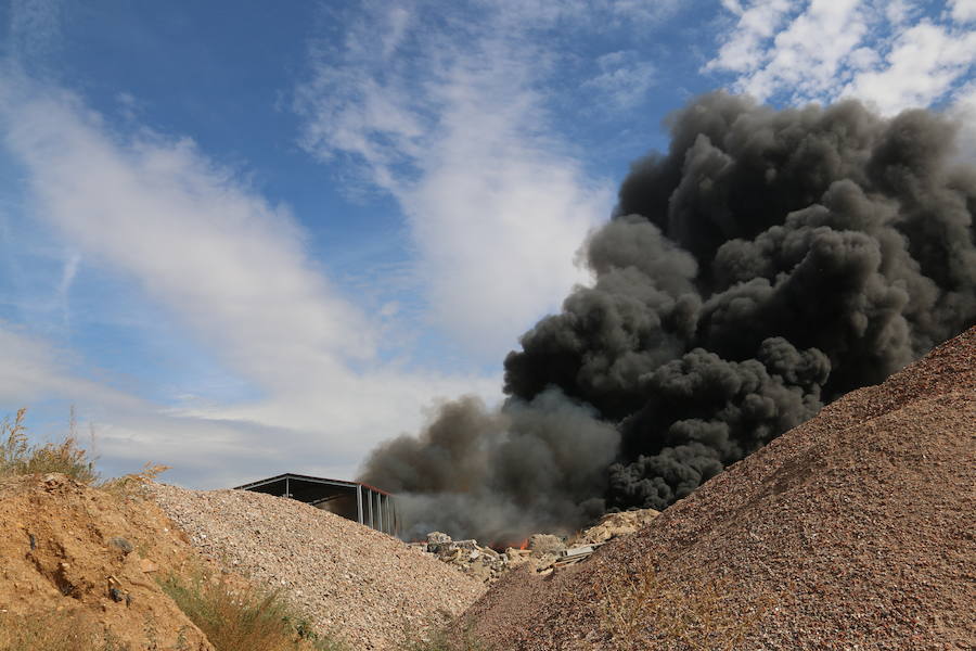 Fotos: Un incendio asola la planta de reciclaje industrial de León Verde