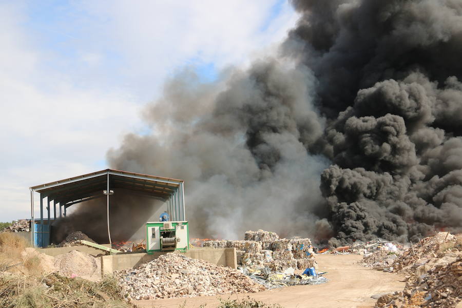 Fotos: Un incendio asola la planta de reciclaje industrial de León Verde