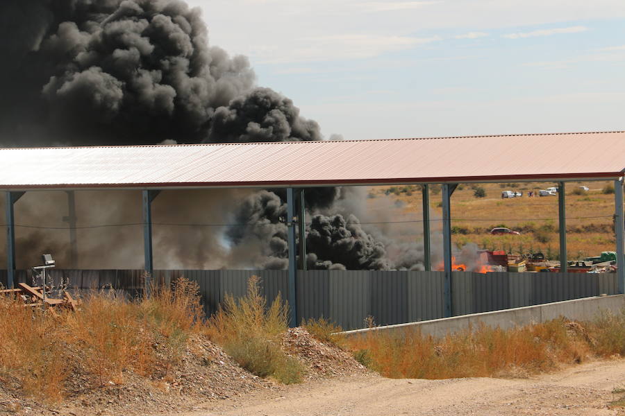 Fotos: Un incendio asola la planta de reciclaje industrial de León Verde