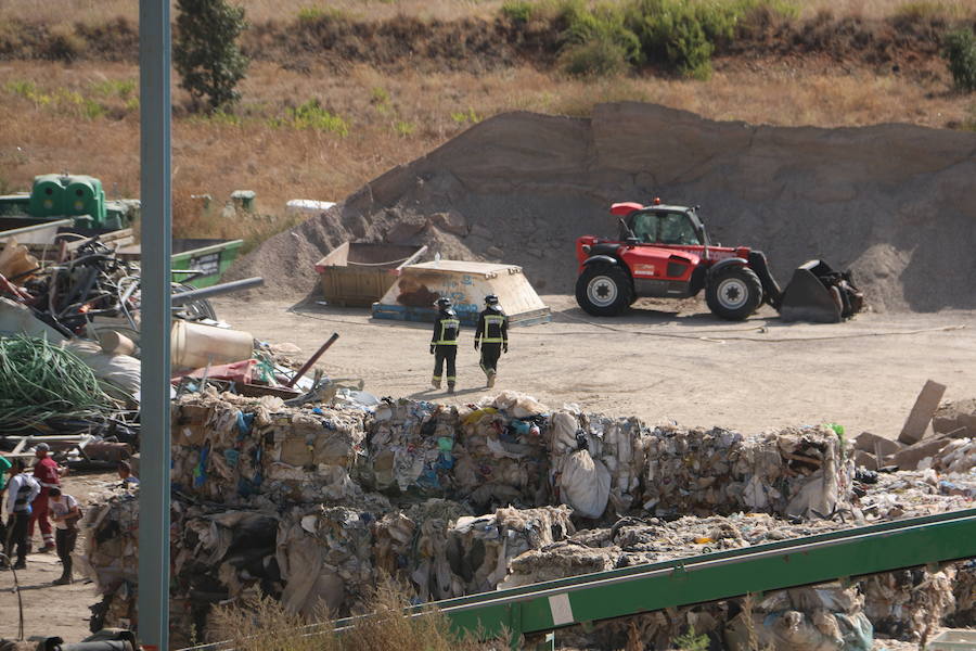 Fotos: Un incendio asola la planta de reciclaje industrial de León Verde