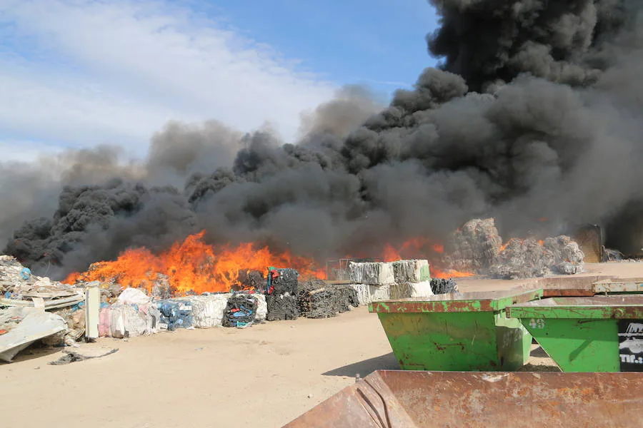 Fotos: Un incendio asola la planta de reciclaje industrial de León Verde