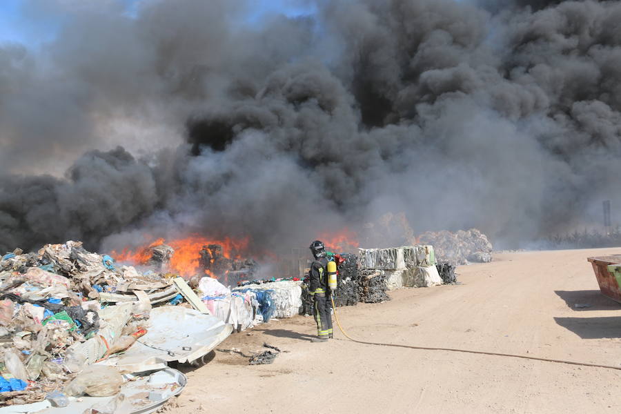 Fotos: Un incendio asola la planta de reciclaje industrial de León Verde