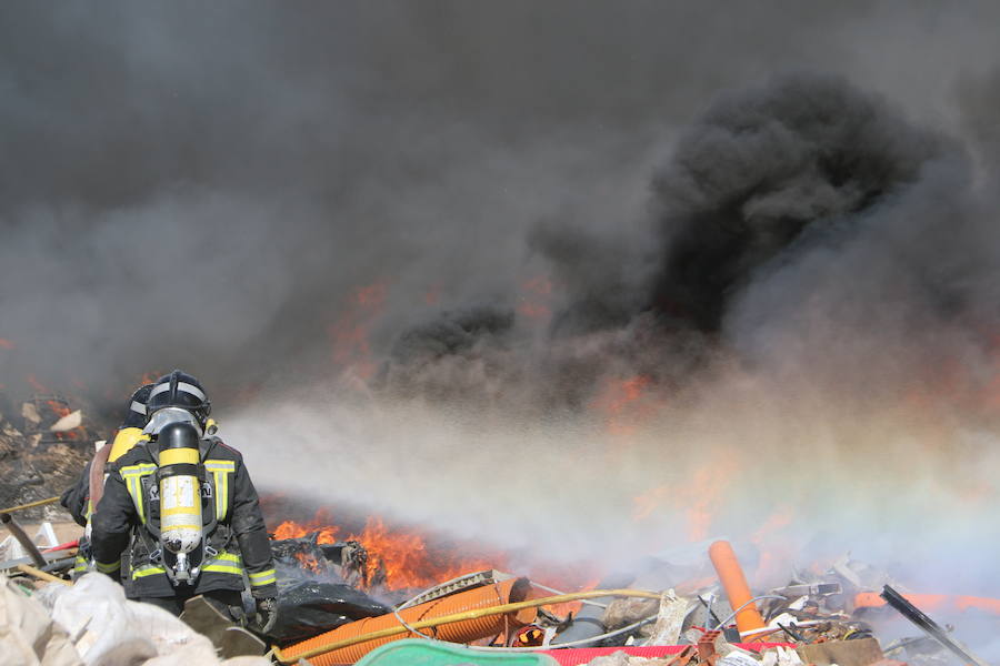 Fotos: Un incendio asola la planta de reciclaje industrial de León Verde