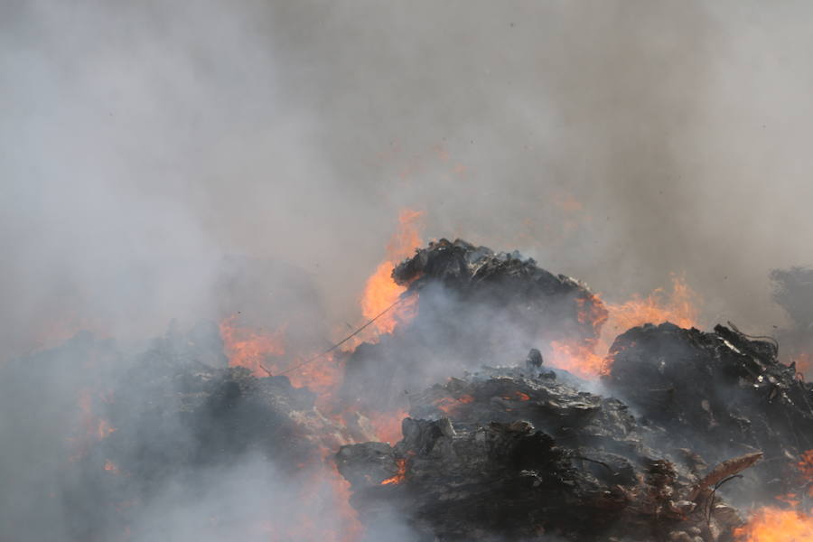 Fotos: Un incendio asola la planta de reciclaje industrial de León Verde