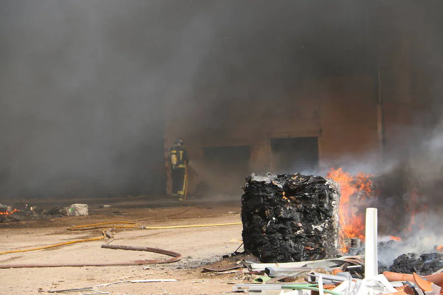 Fotos: Un incendio asola la planta de reciclaje industrial de León Verde