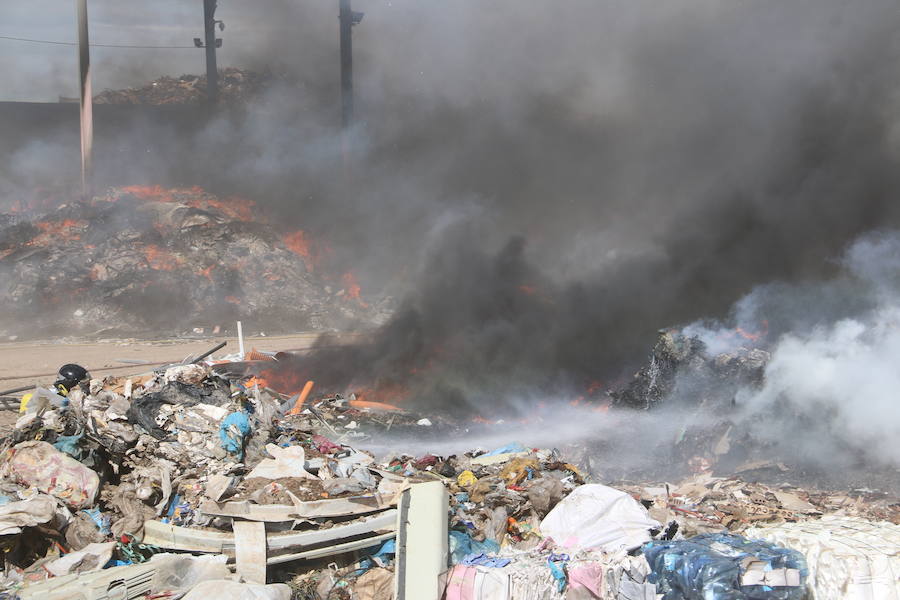 Fotos: Un incendio asola la planta de reciclaje industrial de León Verde