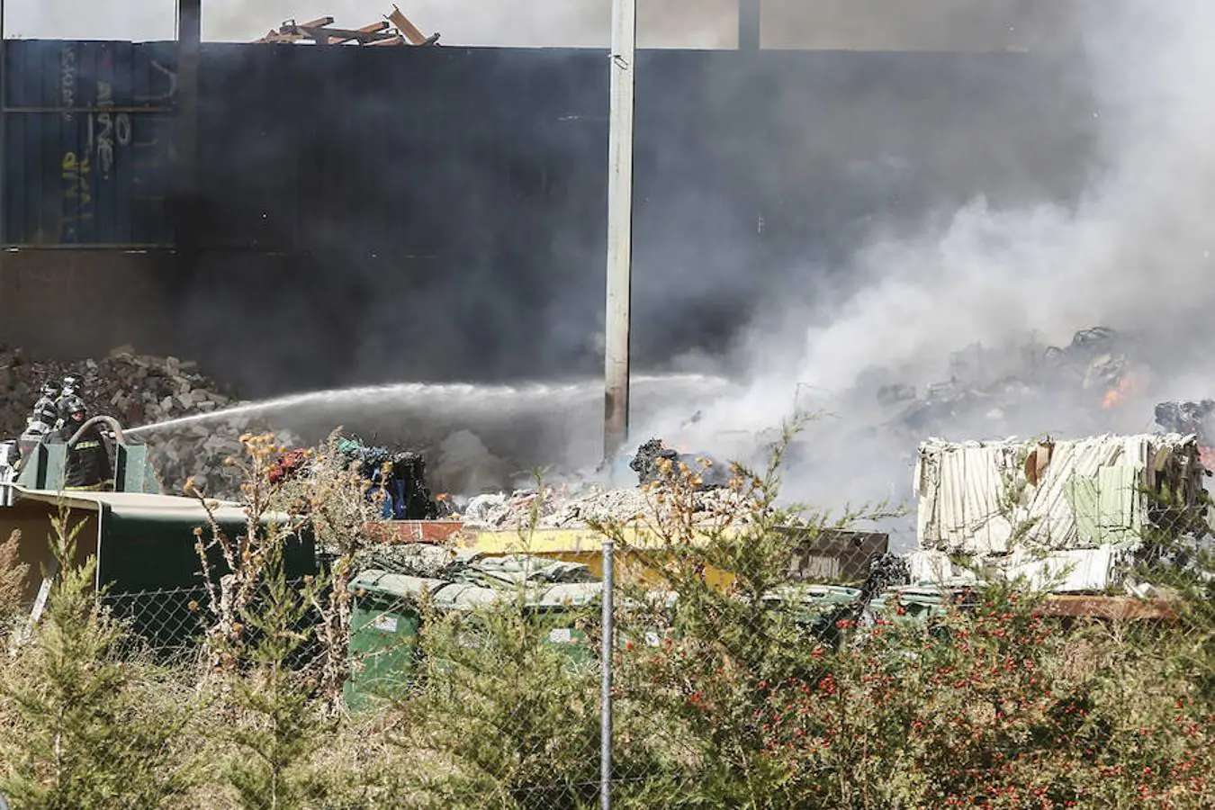 Fotos: Un incendio asola la planta de reciclaje industrial de León Verde