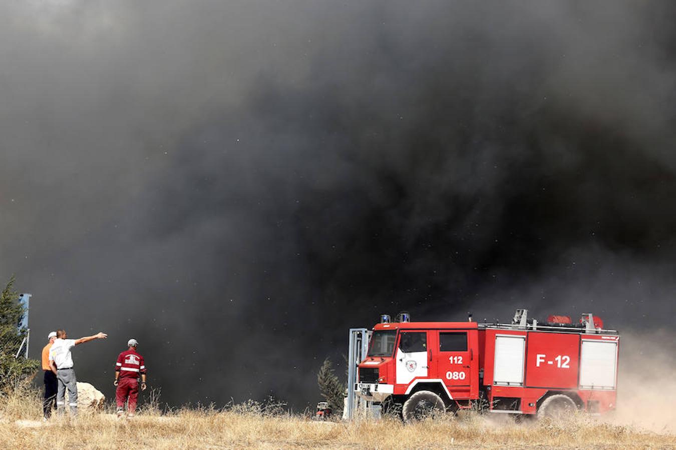 Fotos: Un incendio asola la planta de reciclaje industrial de León Verde