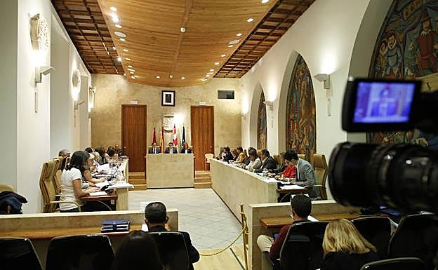 Un momento de la sesión plenaria que celebró ayer la corporación local en el Ayuntamiento de Salamanca. 