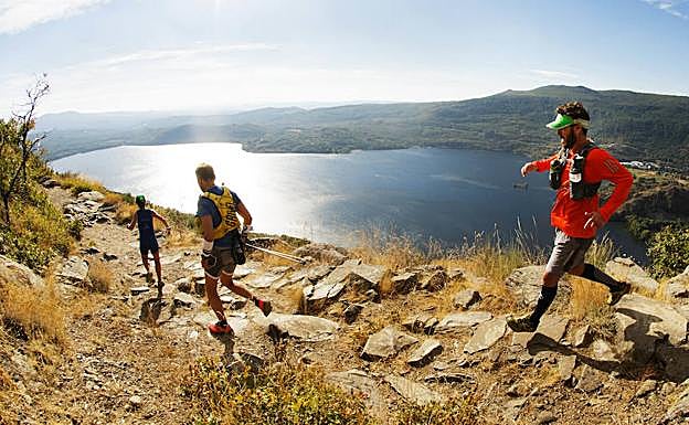 Participantes en la prueba corren alrededor del Lago de Sanabria. 