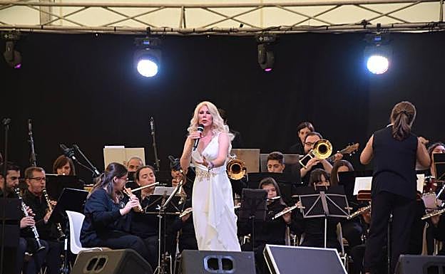 La cantante Tamara, con los integrantes de la banda de Amgu. 