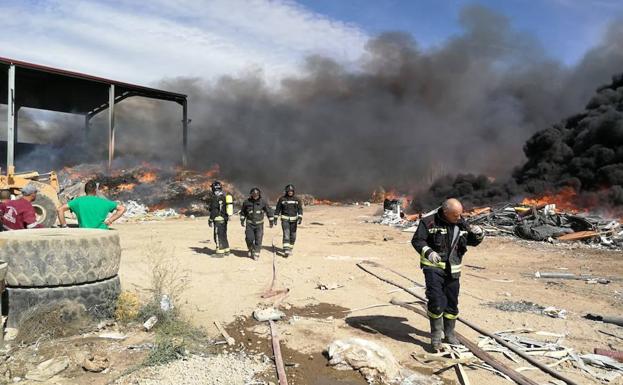 Columna de humo originada por el incendio.