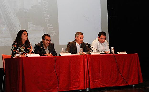 Los responsables municipales, junto al periodista Santiago Juanes.