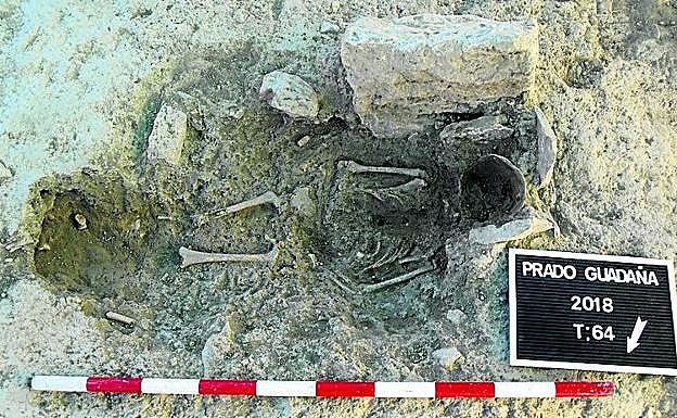 Enterramietno medieval infantil en una tumba de lajas (siglos X-XII).