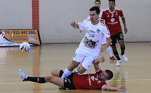 Edu recibe la entrada de un contrario en un momento del partido.