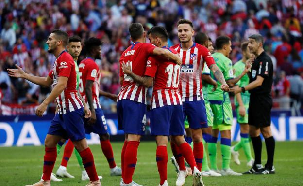 Los jugadores del Atlético celebran el triunfo ante el Betis. 