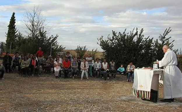 Medio centenar de personas acudieron a la misa celebrada en el paraje de La Olma, que estrena también bancos