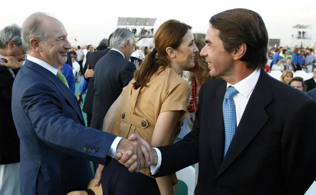 José María Aznar saluda a Rodrigo Rato en la Jornada Mundial de la Juventud de 2011. 