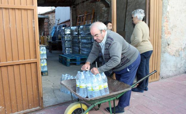 Rerparto de agua embotellada en la Plaza Mayor de Lastras de Cuéllar. 