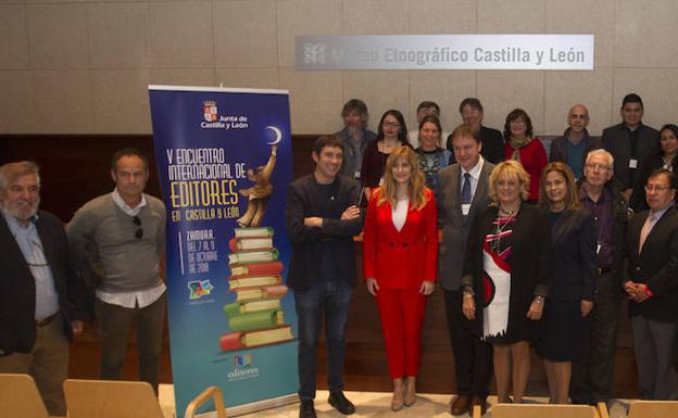 Asistentes al V Encuentro Internacional de Editores de Castilla y León en la sede del Museo Etnográfico en Zamora.