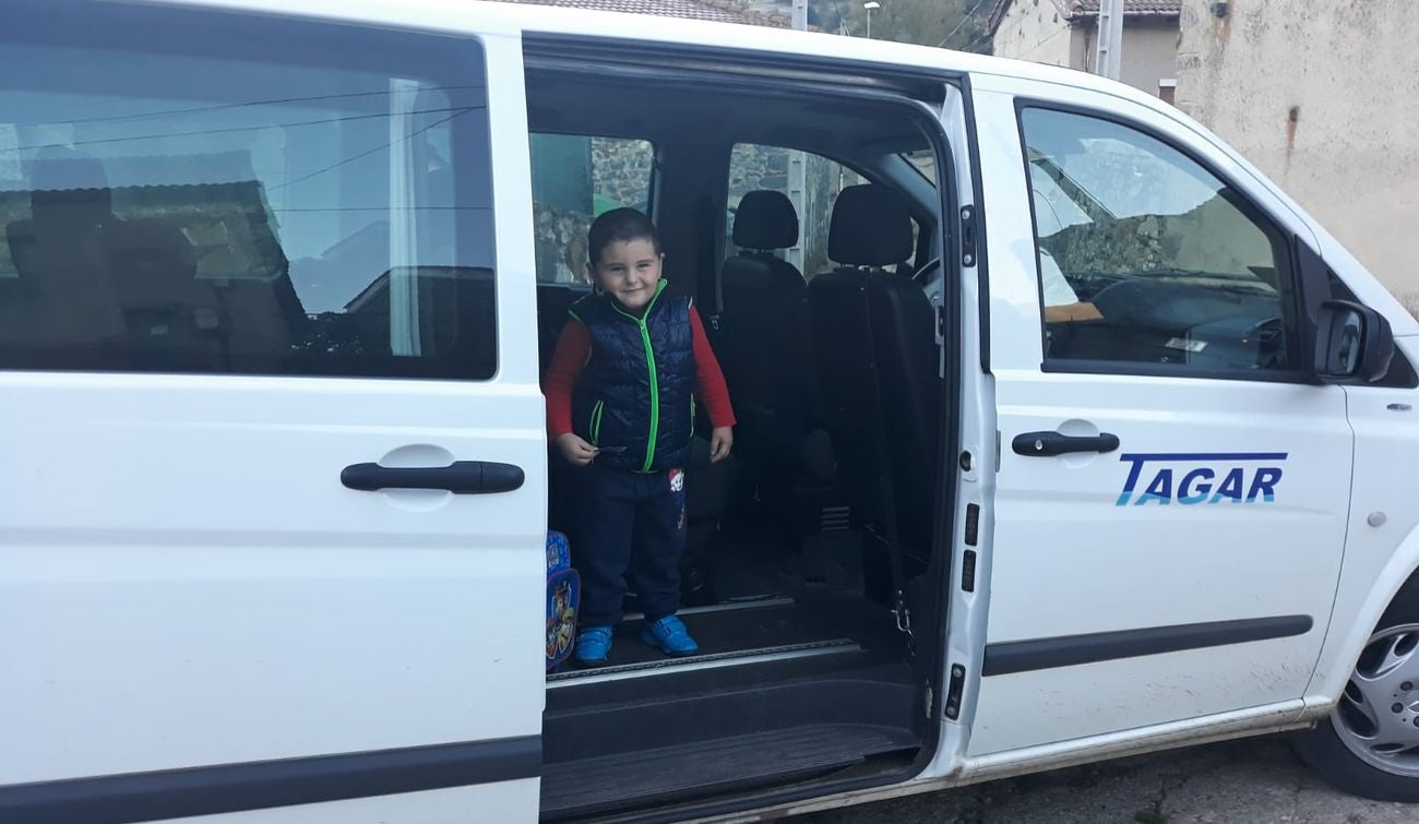 Izan Cañón González es el único niño de la localidad leonesa de Pendilla | Nunca hasta ahora había llegado a esta localidad el transporte escolar | «Estamos orgullosos y nos ha encantado volver al pueblo», aseguran sus padres