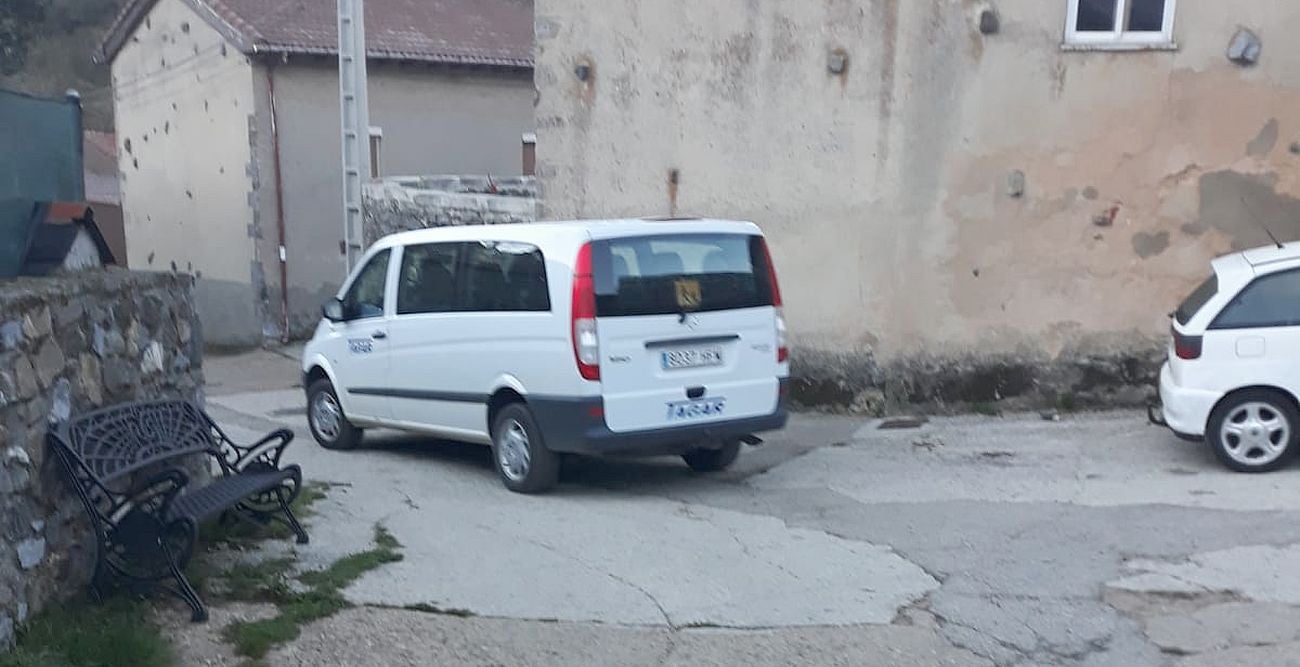 Izan Cañón González es el único niño de la localidad leonesa de Pendilla | Nunca hasta ahora había llegado a esta localidad el transporte escolar | «Estamos orgullosos y nos ha encantado volver al pueblo», aseguran sus padres