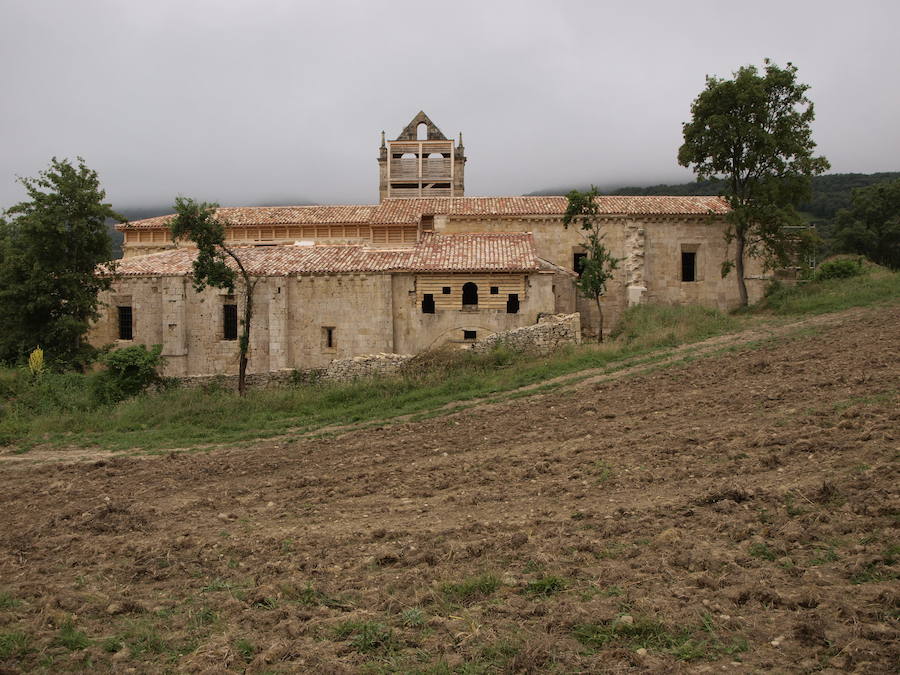 Exterior del monasterio cisternciense tras recuperarse muros y tejados. 