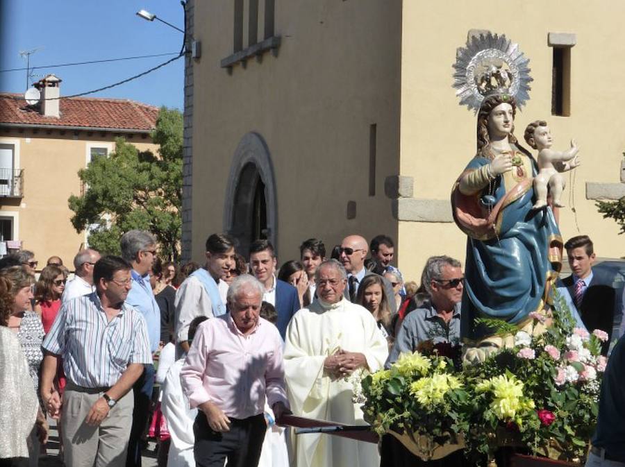 Procesión con la imagen de la Nuestra Señora del Rosario.