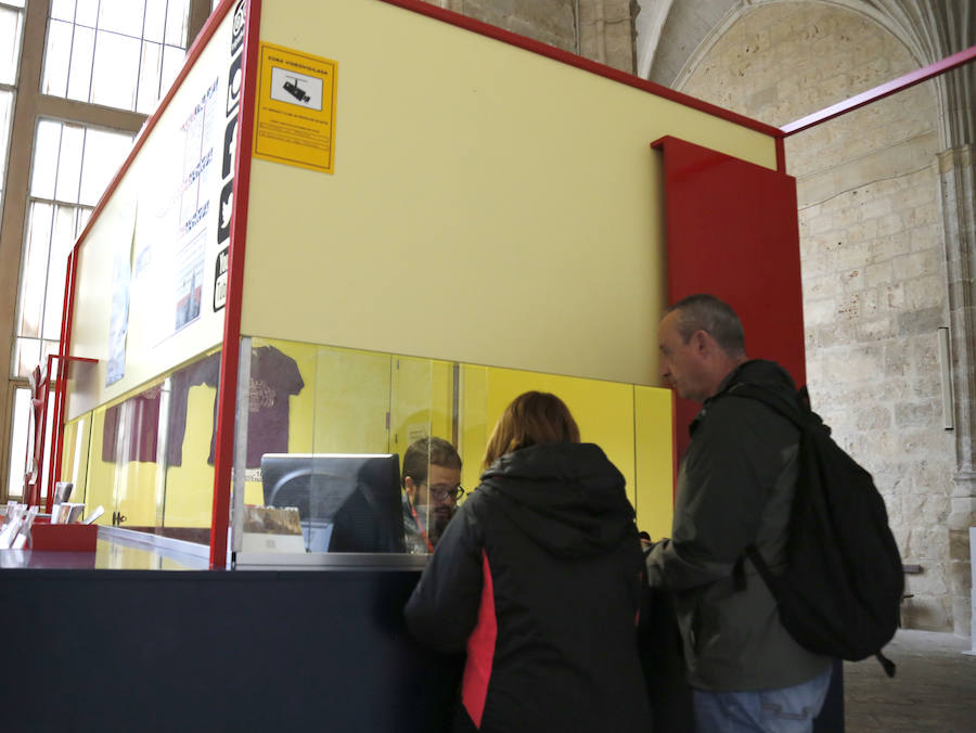 Dos turistas acceden ayer a la catedral. 